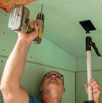 Isolert anneks: Taket i isolert anneks kles Isolert anneks: Taket i isolert anneks kles med gipsplater